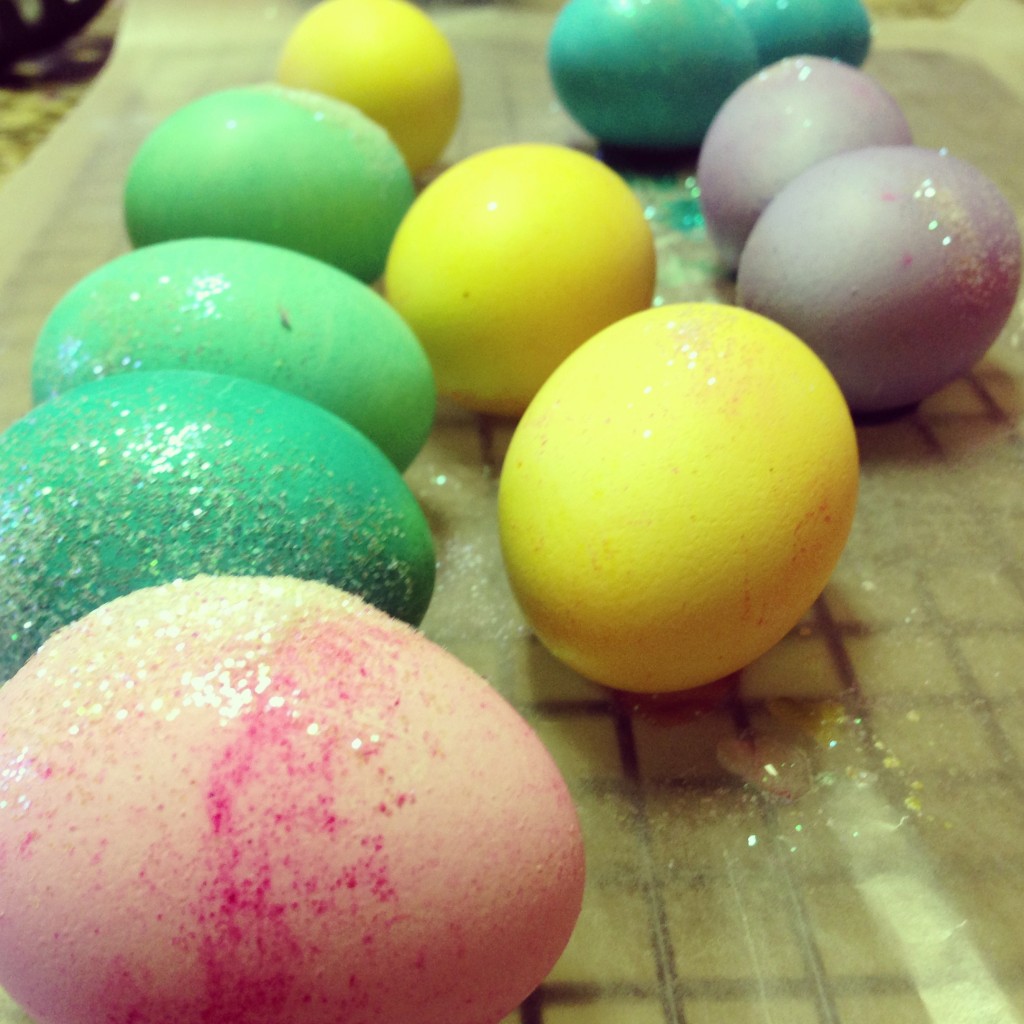 Dying Easter Eggs - MommyDecorates.com