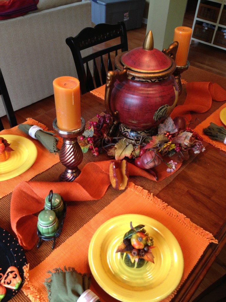 http://www.mommydecorates.com/how-to-create-an-easy-fall-table-scape/